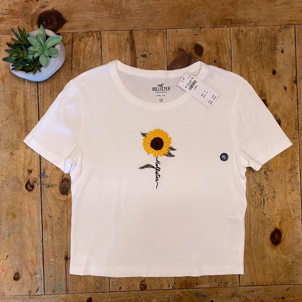 NWT ~ Hollister Baby Tee Crop top T-shirt embroidered Sunflower flower Size XS